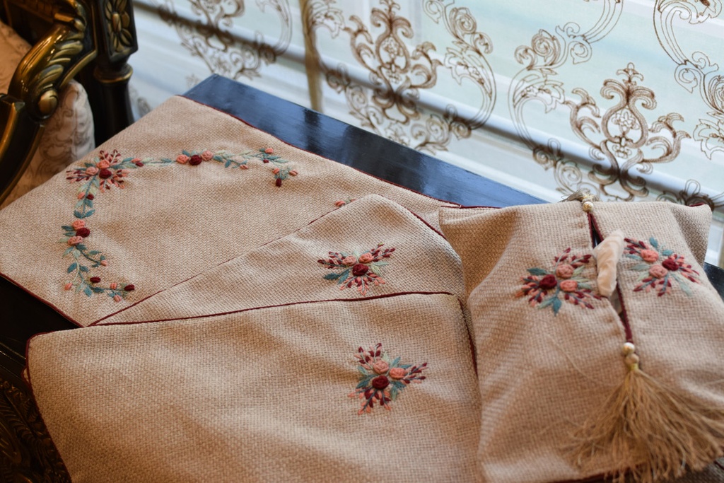 JS-9 Beige Jacquard Runner, Mats and Tissue Box Cover Set