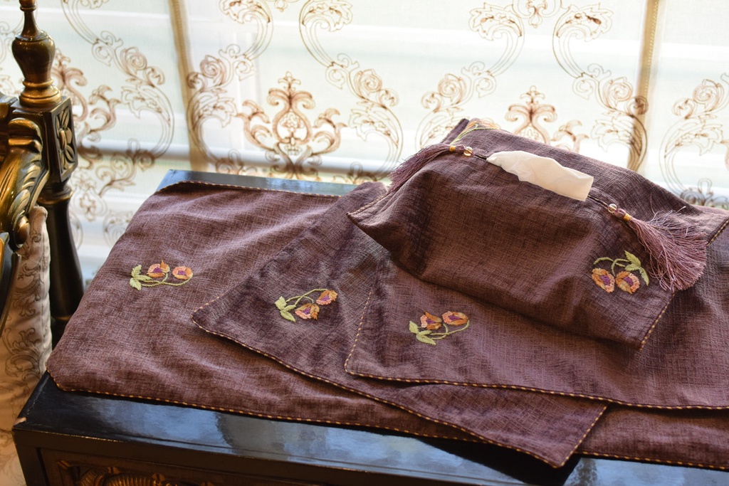 JS-10 Plum Jacquard Runner, Mats and Tissue Box Cover Set