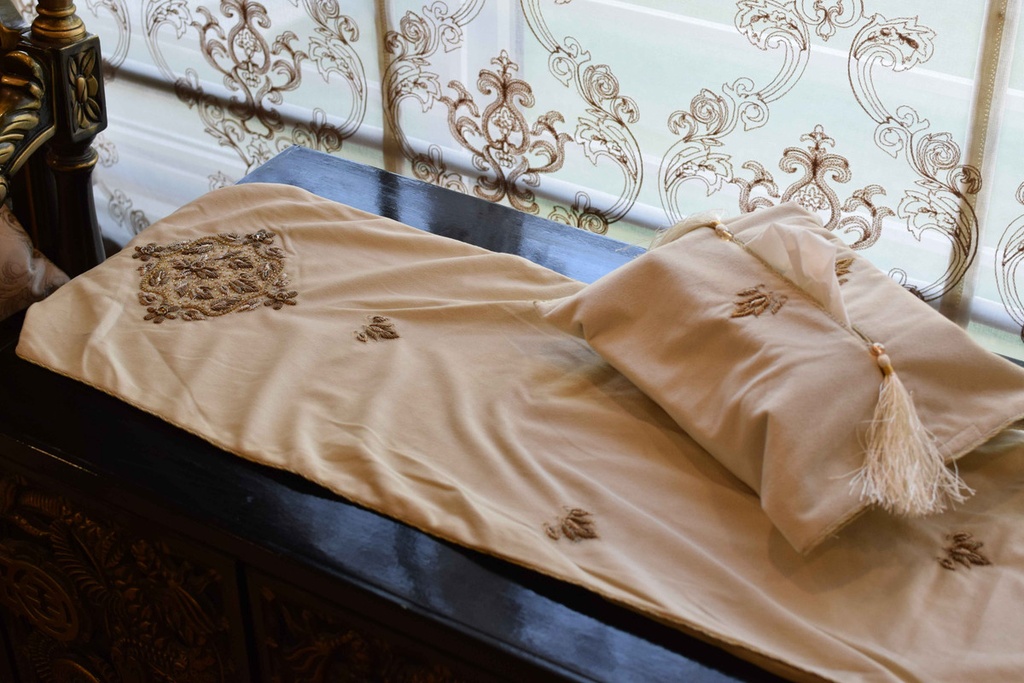 VS-5 Off-White Velvet Formal Runner and Tissue Box Cover Set