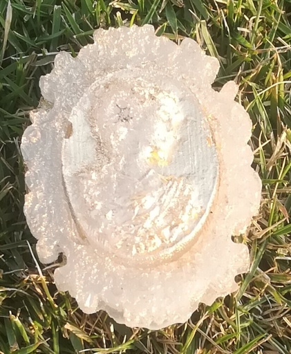 [PK4411-JW-NCK-014439] Gold and White Cameo Pendant