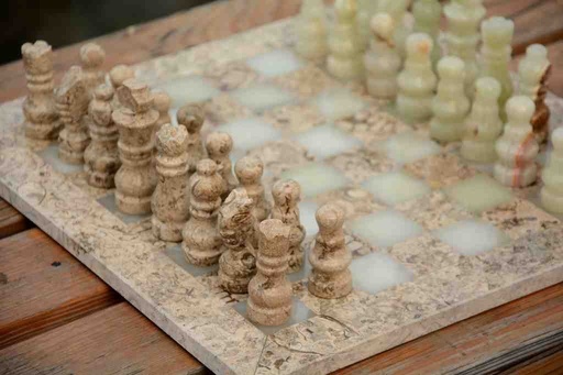 [PK0130-CF-ONY-024252] Green and Coral Marble Chess Set