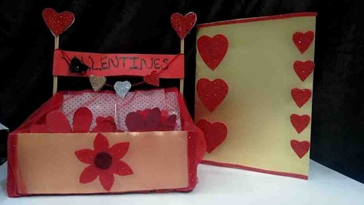 [PK5232-CF-PAP-029137] Golden Red Chocolates Box