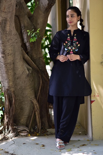 [10-k-25] Embroidered Black Kurta