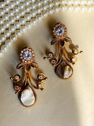 [VC-JHIL-084] Stylish Mother Pearl festive Earrings