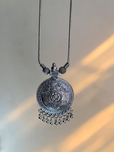 [VC-JHIL-456] Small Round Carved Pendant