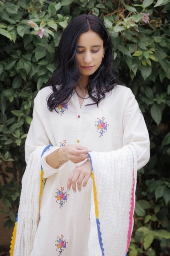 [14.K.23] OFF-White Embroidered Pair